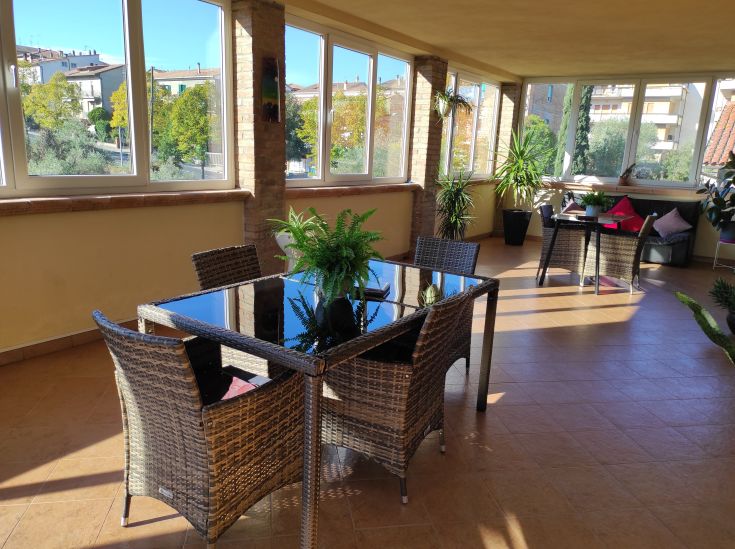 Spazio accogliente e ben illuminato, perfetto per momenti di relax all'aperto, immerso nella natura.