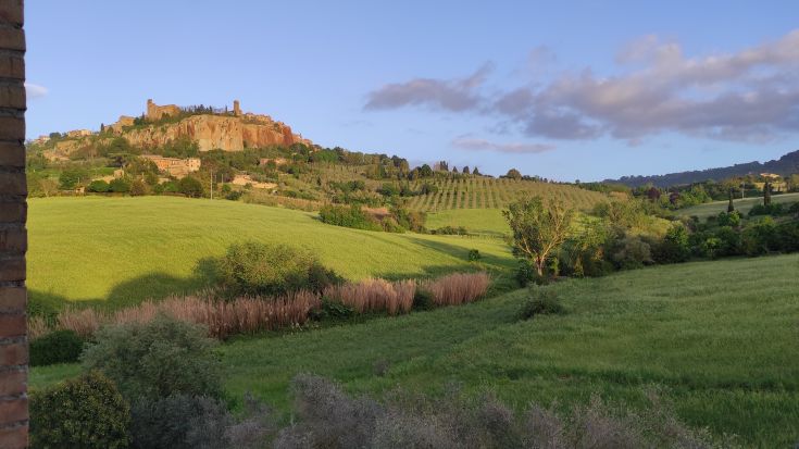 Panorama su una collina con un castello. Un paesaggio tipico della campagna umbra.