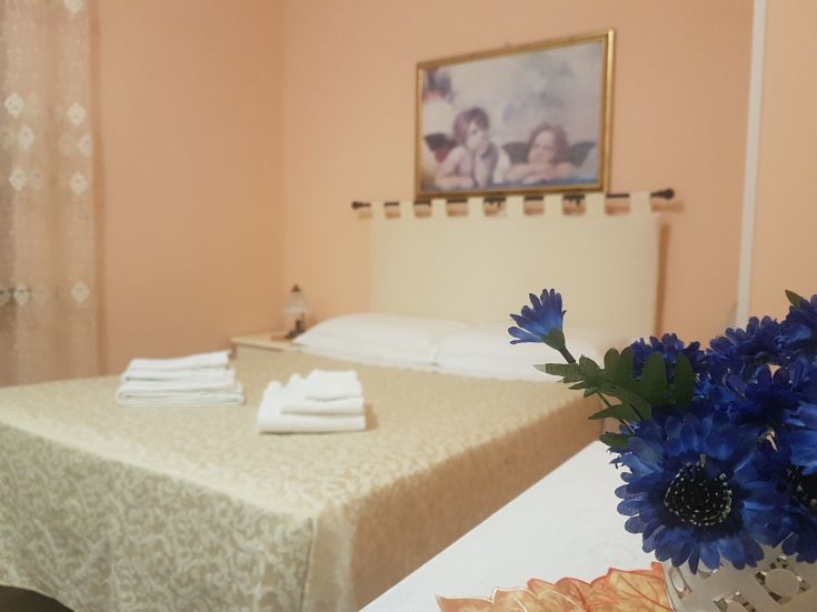 Spaziosa camera di un B&B, caratterizzata da arredi semplici e un'atmosfera rilassante.