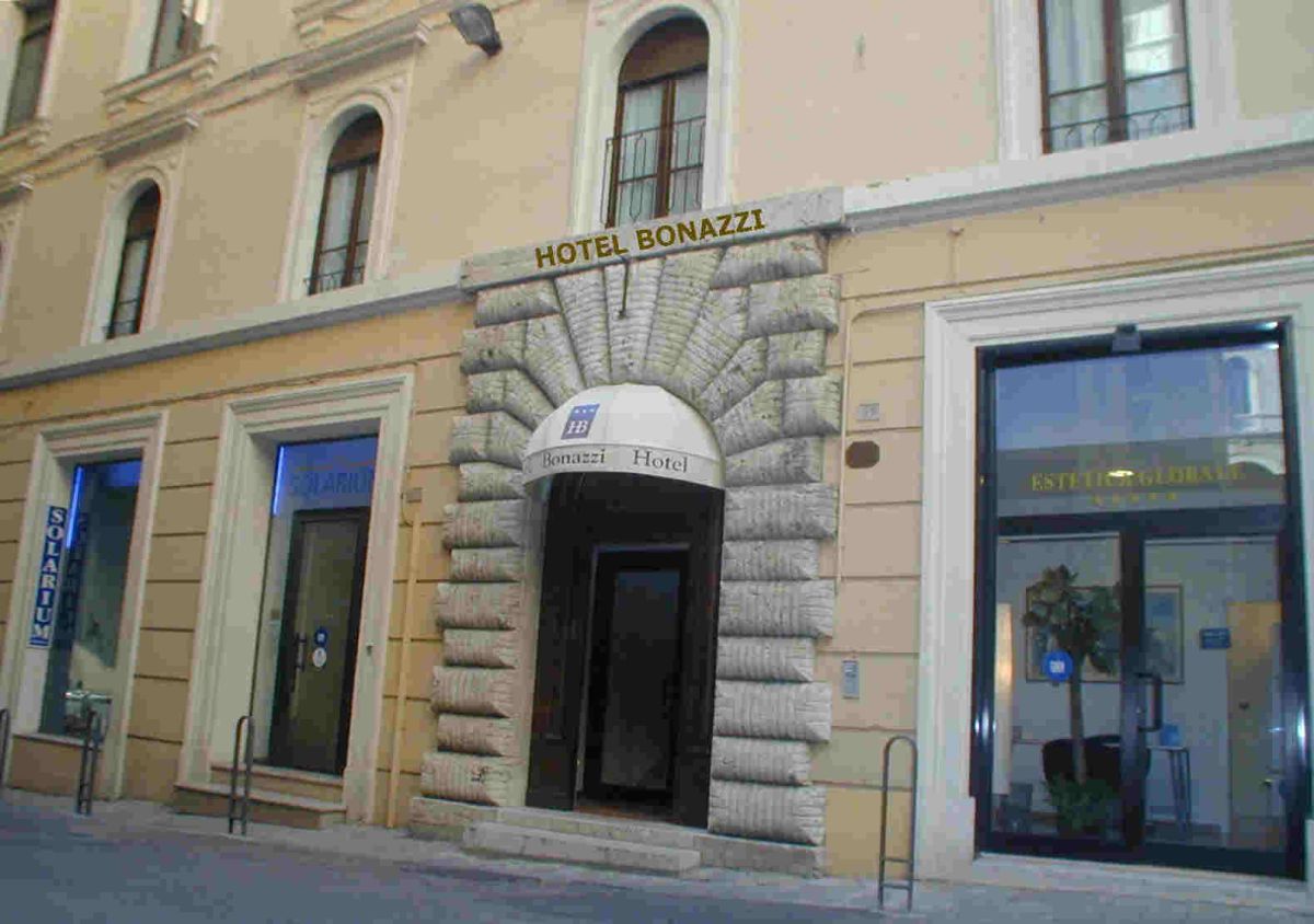 Hôtel situé dans un bâtiment historique, offrant des conforts modernes, au centre d'une ville ombrienne.