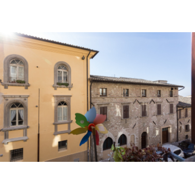 Uno scorcio di una piazza con edifici storici e tonalità armoniose.