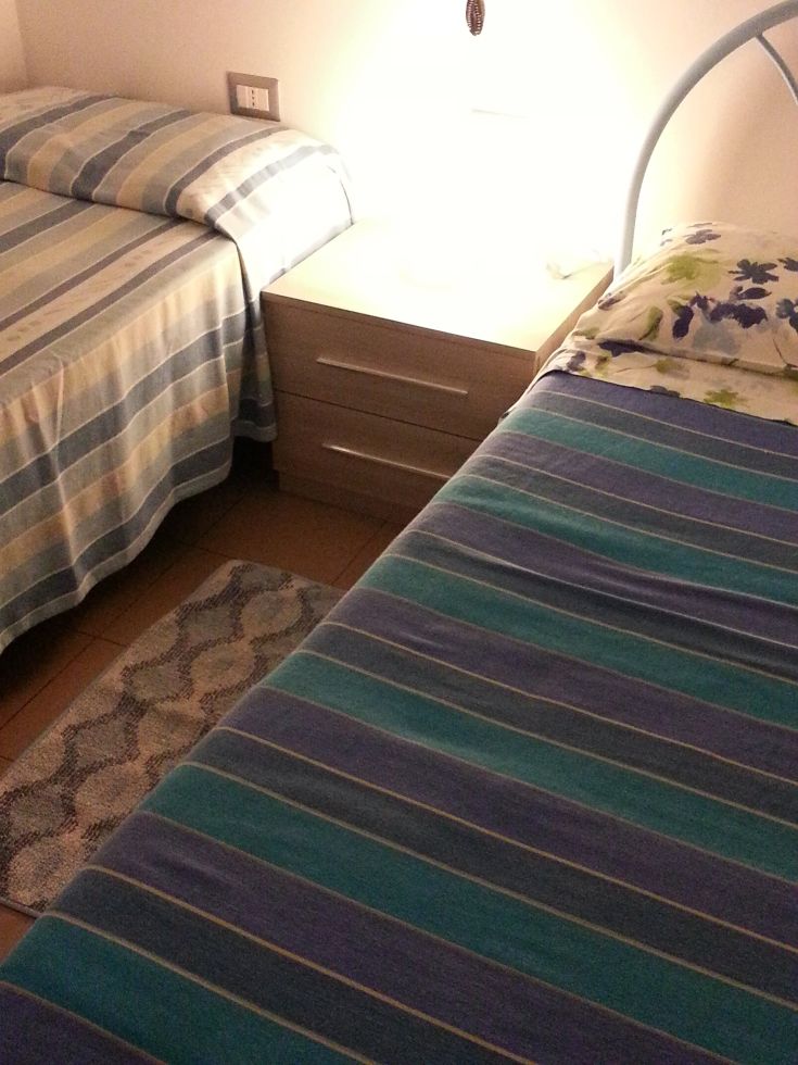 Chambre avec lits jumeaux, décoration simple et ambiance lumineuse. Idéale pour des moments de détente.