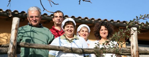 Une famille se trouve dans une exploitation agricole entourée de la belle campagne ombrienne.