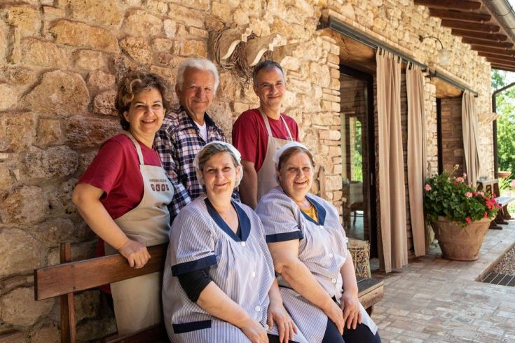 Un groupe de personnes souriantes réuni dans un espace simple et accueillant qui transmet de la chaleur.