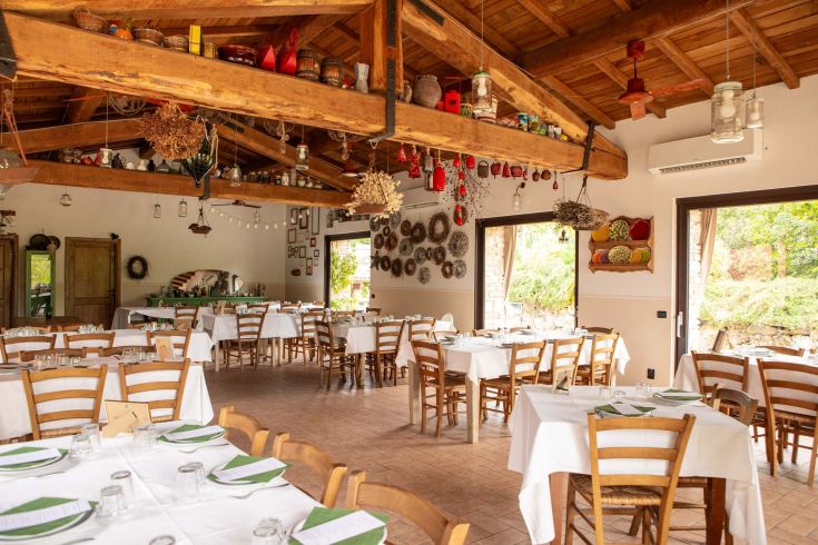 Un restaurant simple avec des tables bien dressées dans une ambiance détendue.