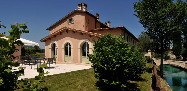 Scopri la Country House Casco dell’Acqua, circondata dal verde dell'Umbria, adatta per famiglie e coppie.
