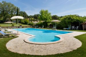 Eine Villa mit Pool, umgeben von einem großen Garten, perfekt für Familien und Freundesgruppen.