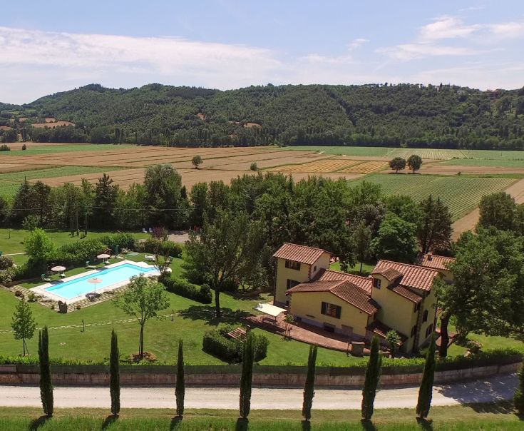 Ein Gebäude, umgeben von Grünanlagen, mit Pool und Gemeinschaftsbereichen, ideal für Familien.