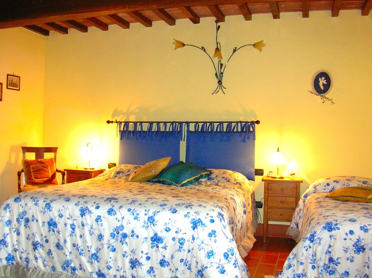 Helle Zimmer in einem Palast, ausgestattet mit Doppelbetten und schlichtem Dekor.