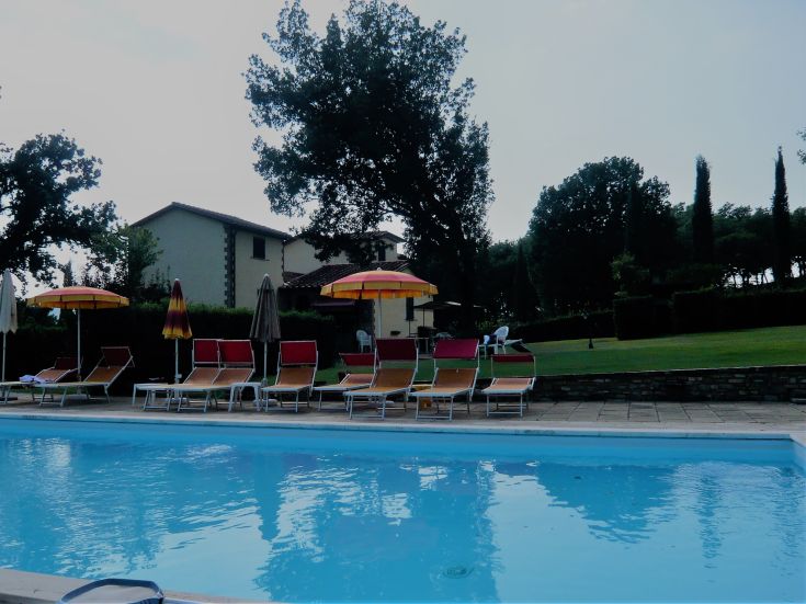 Eine Villa mit Pool, umgeben von Natur, ideal zum Entspannen und Zeit mit Freunden und Familie zu verbringen.