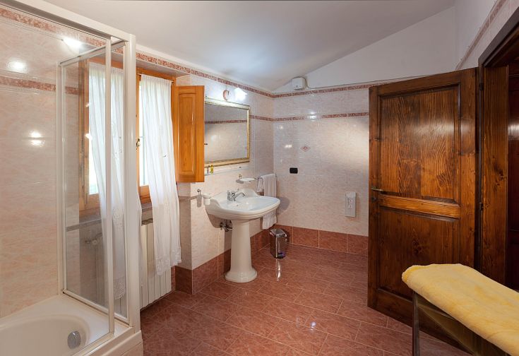 Modernes Bad mit zeitgemäßen Sanitäreinrichtungen, Dusche und viel Tageslicht.