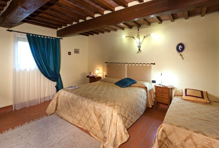 Bequeme Zimmer mit einem Doppelbett und klassischer Einrichtung. Eine ruhige Umgebung mit viel Liebe zum Detail.