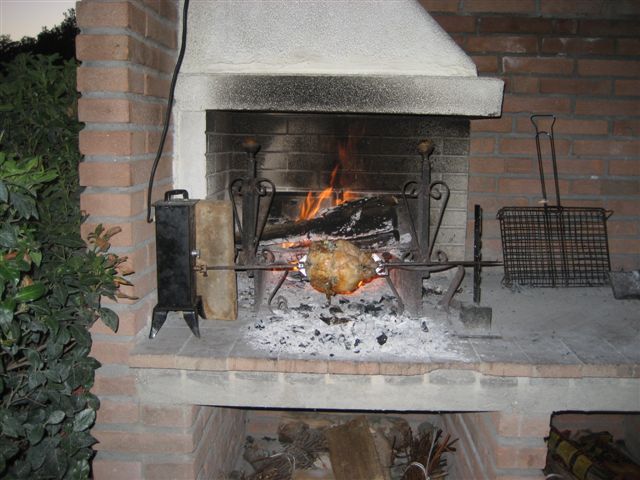 Ein gemauerter Kamin mit lodernden Flammen, ideal um eine gemütliche Atmosphäre zu schaffen.