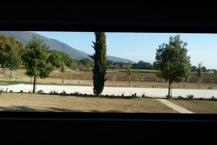 Eine ruhige Landschaft mit Bäumen und grünen Feldern. Ideal für eine Pause in der Natur.