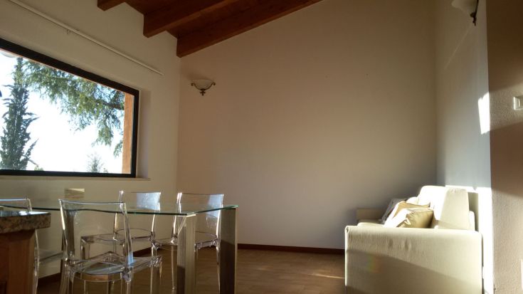 Ein gut beleuchtetes modernes Interieur mit Zypressenblick, ausgestattet mit schlichter Designer-Möbel.