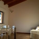 Ein gemütlicher Raum mit einem Glastisch und einem Sofa, ideal zum Entspannen.