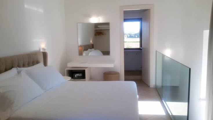 Helle und gemütliche Zimmer, ideal für einen entspannenden Aufenthalt.