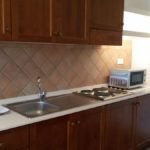 Eine gut gestaltete moderne Küche mit Holzelementen und Grundausstattung.