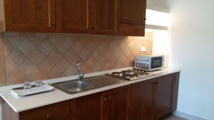 Funktionale Küche mit Holzmöbeln und modernen Geräten.