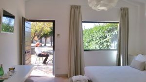 Ein modernes Zimmer mit Blick auf einen sonnigen Garten. Ein Raum für Entspannung und Komfort.