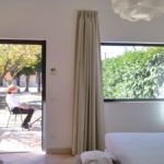 Ein helles Interieur eines Landhauses mit Blick auf den Garten.