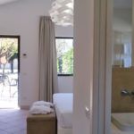 Innenraum eines gut eingerichteten Zimmers mit Blick auf einen gepflegten Garten.