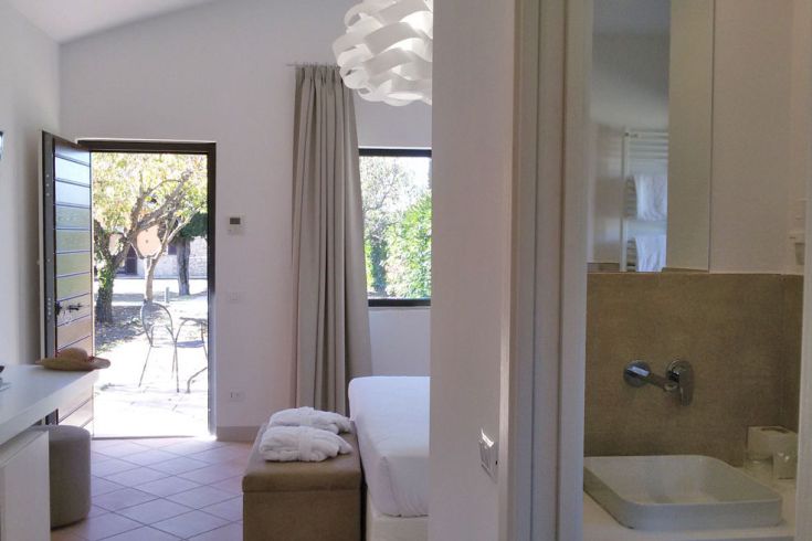 Eine helle und einladende Umgebung eines Gebäudes mit Blick auf einen gepflegten Garten.