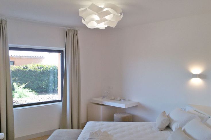 Geräumiges Zimmer mit Fenster, einfach eingerichtet, ideal für Entspannungs Momente.