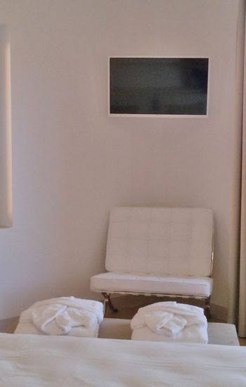 Eine gemütliche Ecke eines Zimmers mit Betten und weißen Handtüchern.