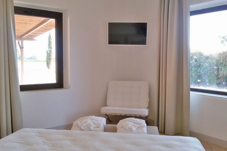 Eine moderne Kamera in einer gemütlichen Umgebung mit Blick auf die umgebende Natur.