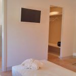 Innenraum eines Zimmers mit Fernseher und Platz zum Umziehen.