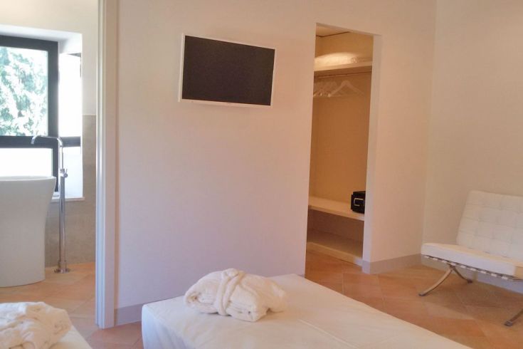 Ein modernes Zimmer, elegant eingerichtet mit großen Fenstern, die viel Tageslicht hereinlassen.