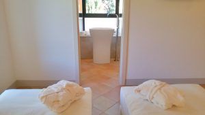 Ein ruhiges Zimmer mit zwei Einzelbetten, ideal für einen komfortablen Aufenthalt.