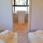 Innenraum eines renovierten Gebäudes, geprägt von hellen Räumen und schlichtem Mobiliar.