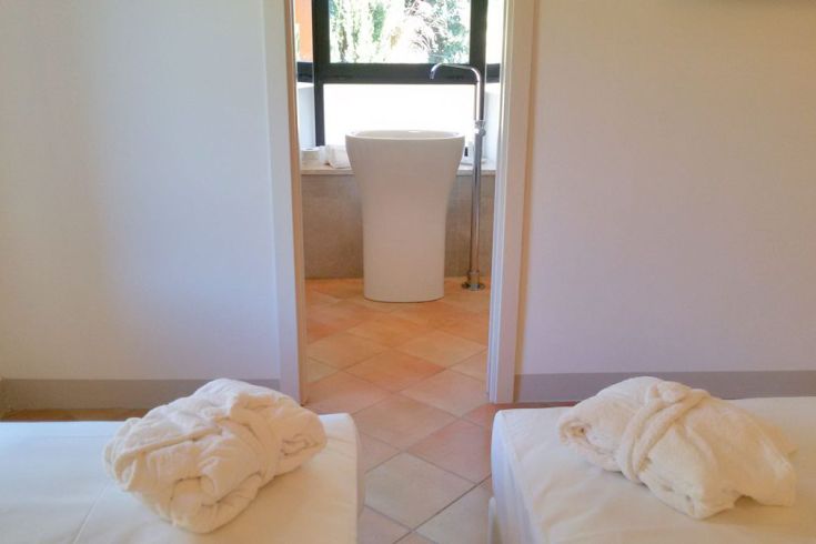 Innenraum eines komfortablen Gebäudes mit Betten und einem minimalistisch gestalteten Waschbecken.