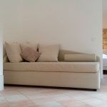 Ein bequeme und modernes Sofa, ideal zum Entspannen in einem familiären Umfeld.