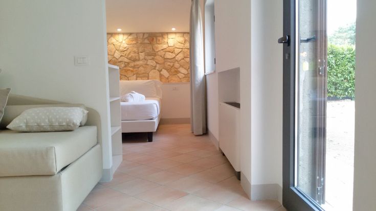 Innenraum eines Palastes mit Steindetails und sanfter Beleuchtung.