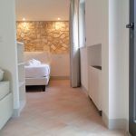 Innenraum eines modernen Gebäudes mit Steinwänden und einer ruhigen, einladenden Atmosphäre.