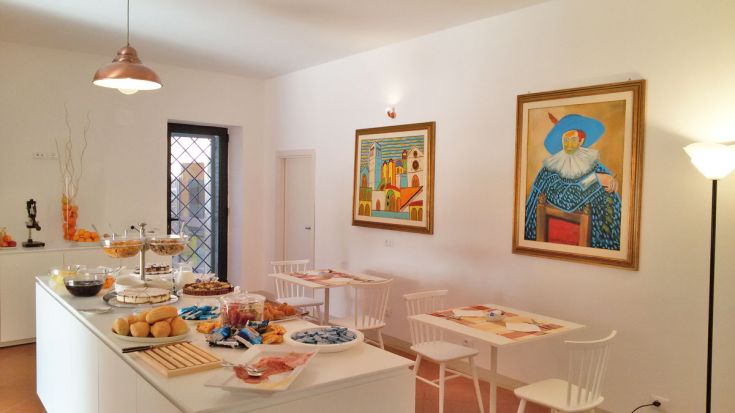 Ein einladender Frühstücksraum mit verschiedenen süßen Optionen und einer entspannten Atmosphäre.