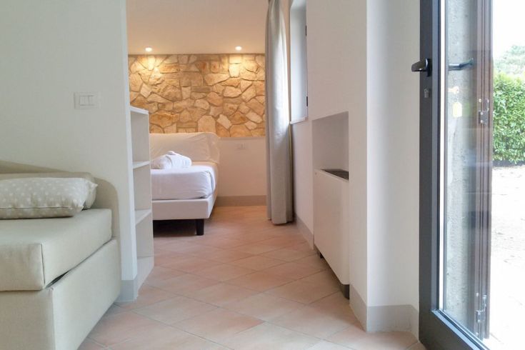 Eine gut eingerichtete zeitgenössische Inneneinrichtung mit Steinwänden und viel natürlichem Licht.