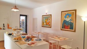 Ein geräumiges Interieur mit schlichten Möbeln und einem praktischen Buffet.