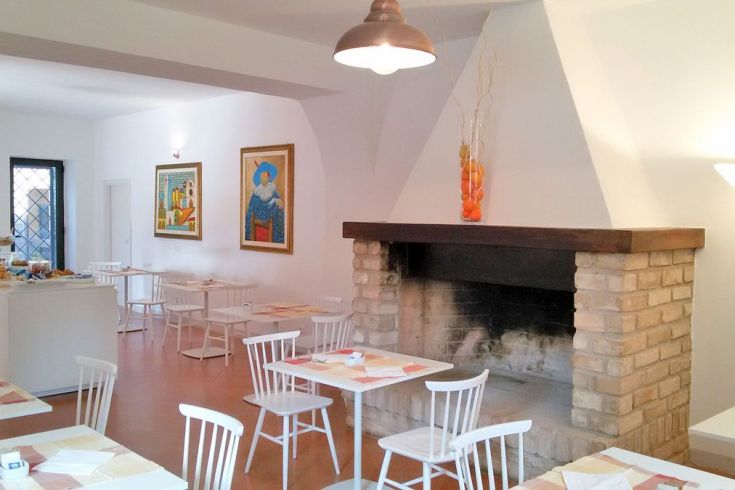 Ein einfaches Restaurant mit weißen Wänden und einigen dekorativen Elementen.