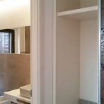 Elegantes und funktionales Badezimmer mit minimalistischem Design und integriertem Kleiderschrank.