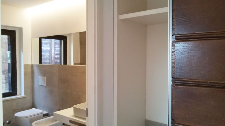 Modernes Badezimmerinterieur mit hellen Farbtönen und einfachen Materialien.