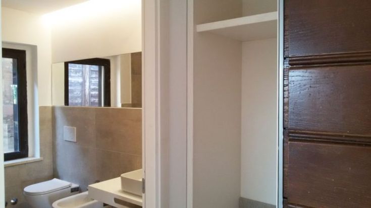 Modernes Badezimmerinterieur mit hellen Farbtönen und praktischen Möbeln.