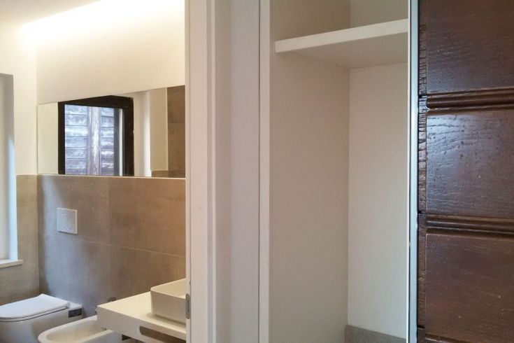 Ein einfaches und modernes Badezimmerinterieur mit funktionalen Elementen und natürlichem Licht.