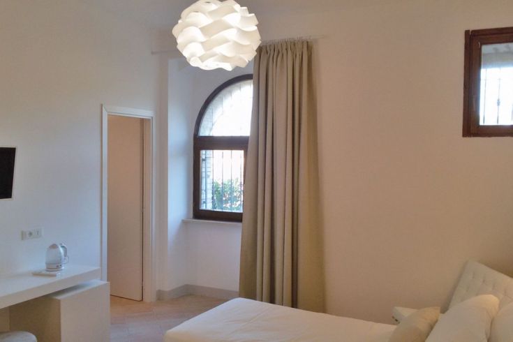 Ein heller, gut eingerichteter Raum mit schlichter Einrichtung und einladender Beleuchtung.