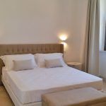 Ein einfaches Schlafzimmer mit einem Doppelbett und grundlegenden Möbeln.