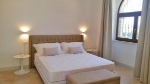 Ein einfaches und helles Doppelzimmer mit modernen Dekorationen.