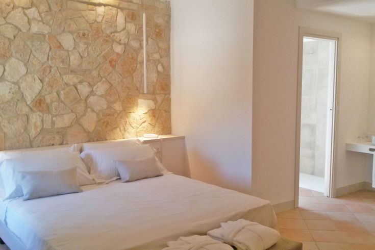 Heller Raum mit Steinwand und modernem, schlichtem Dekor.